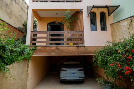 Casa à venda com 260m², 3 quartos e 4 vagas Casa à venda com 260m², 3 quartos e 4 vagasFachada