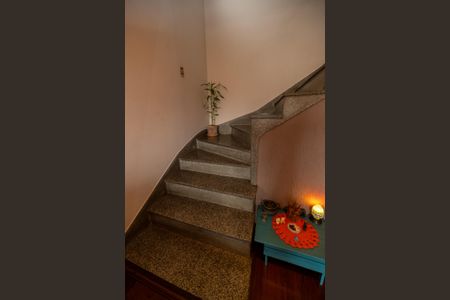 Casa à venda com 260m², 3 quartos e 4 vagas Casa à venda com 260m², 3 quartos e 4 vagasEscada de acesso