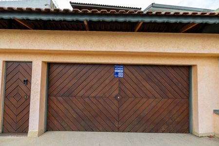 Casa à venda com 260m², 3 quartos e 4 vagas Casa à venda com 260m², 3 quartos e 4 vagasFachada