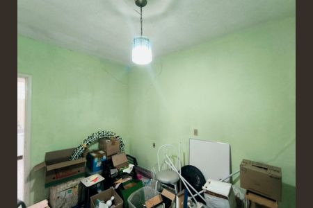 Casa à venda com 190m², 4 quartos e 2 vagas Casa à venda com 190m², 4 quartos e 2 vagasQuarto Casa Fundos