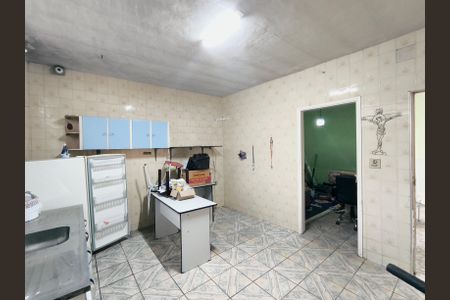 Casa à venda com 190m², 4 quartos e 2 vagas Casa à venda com 190m², 4 quartos e 2 vagasCozinha Casa Fundos