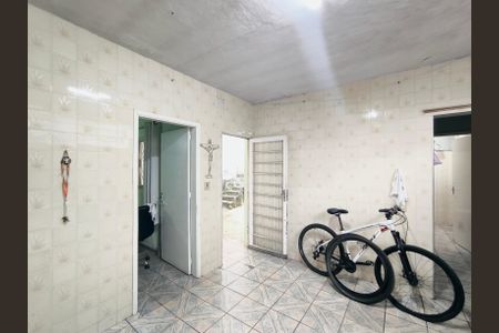 Casa à venda com 190m², 4 quartos e 2 vagas Casa à venda com 190m², 4 quartos e 2 vagasCozinha Casa Fundos