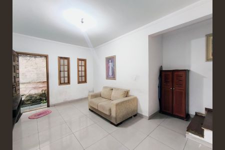 Casa à venda com 190m², 4 quartos e 2 vagas Casa à venda com 190m², 4 quartos e 2 vagasSala