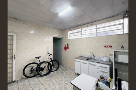 Casa à venda com 190m², 4 quartos e 2 vagas Casa à venda com 190m², 4 quartos e 2 vagasCozinha Casa Fundos