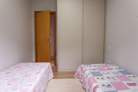 Casa de condomínio à venda com 1000m², 5 quartos e 4 vagas Casa de condomínio à venda com 1000m², 5 quartos e 4 vagasquarto 1