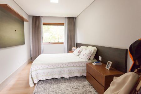 Casa de condomínio à venda com 1000m², 5 quartos e 4 vagas Casa de condomínio à venda com 1000m², 5 quartos e 4 vagassuite