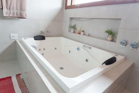 Casa de condomínio à venda com 1000m², 5 quartos e 4 vagas Casa de condomínio à venda com 1000m², 5 quartos e 4 vagasBanheiro suite