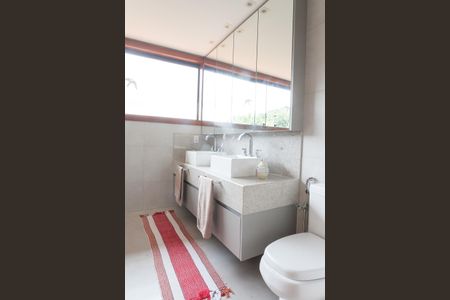 Casa de condomínio à venda com 1000m², 5 quartos e 4 vagas Casa de condomínio à venda com 1000m², 5 quartos e 4 vagasBanheiro suite
