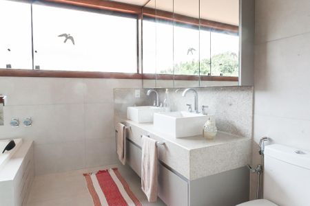 Casa de condomínio à venda com 1000m², 5 quartos e 4 vagas Casa de condomínio à venda com 1000m², 5 quartos e 4 vagasBanheiro suite