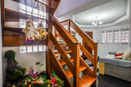 Casa à venda com 150m², 3 quartos e 4 vagas Casa à venda com 150m², 3 quartos e 4 vagasEscada