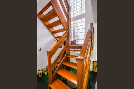 Casa à venda com 150m², 3 quartos e 4 vagas Casa à venda com 150m², 3 quartos e 4 vagasEscada