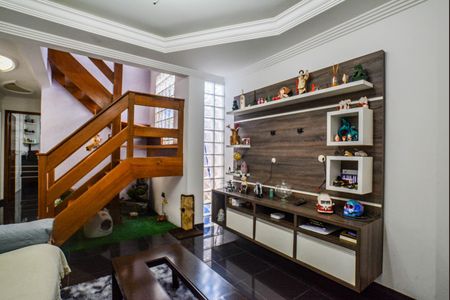 Casa à venda com 150m², 3 quartos e 4 vagas Casa à venda com 150m², 3 quartos e 4 vagasSala