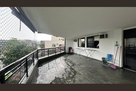 Apartamento à venda com 120m², 2 quartos e 2 vagasVaranda