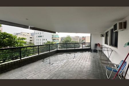 Apartamento à venda com 120m², 2 quartos e 2 vagasVaranda