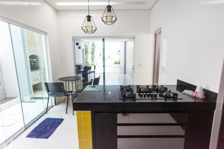 Casa para alugar com 300m², 4 quartos e 2 vagasCozinha