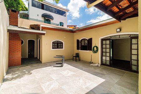 Casa para alugar com 227m², 4 quartos e 1 vagaQuintal