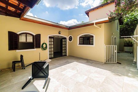 Casa para alugar com 227m², 4 quartos e 1 vagaQuintal