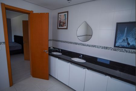 Casa de condomínio para alugar com 181m², 3 quartos e 2 vagasBanheiro da Suíte