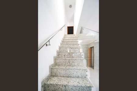 Apartamento para alugar com 110m², 3 quartos e 1 vaga Apartamento para alugar com 110m², 3 quartos e 1 vagaEscada