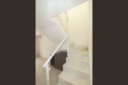 Casa para alugar com 183m², 2 quartos e 1 vagaEscada