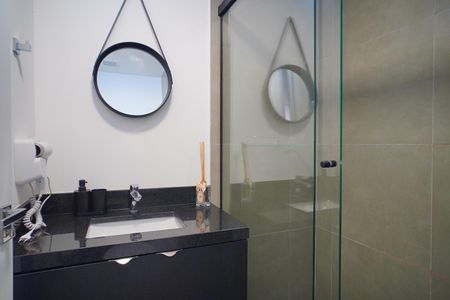 Banheiro de kitnet/studio para alugar com 1 quarto, 30m² em Auxiliadora, Porto Alegre