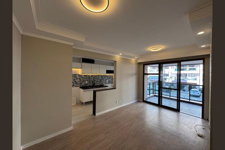 Sala de apartamento para alugar com 1 quarto, 67m² em Recreio dos Bandeirantes, Rio de Janeiro