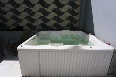 Casa à venda com 200m², 4 quartos e 2 vagas Casa à venda com 200m², 4 quartos e 2 vagasjacuzzy