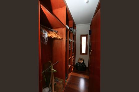 Casa à venda com 200m², 4 quartos e 2 vagas Casa à venda com 200m², 4 quartos e 2 vagasCloset da suíte