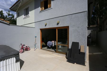 Casa à venda com 200m², 4 quartos e 2 vagas Casa à venda com 200m², 4 quartos e 2 vagasQuintal