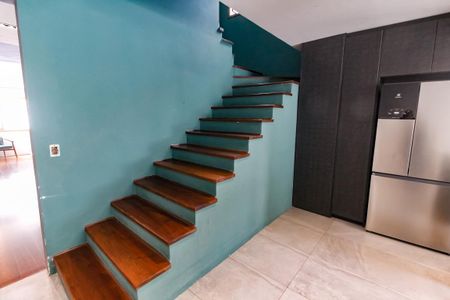 Casa à venda com 200m², 4 quartos e 2 vagasEscada acesso quartos