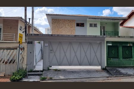 Casa à venda com 200m², 4 quartos e 2 vagas Casa à venda com 200m², 4 quartos e 2 vagasFachada