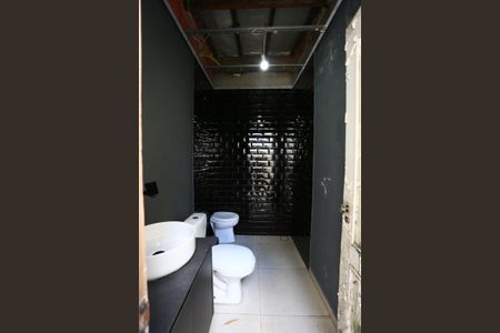 Casa à venda com 200m², 4 quartos e 2 vagas Casa à venda com 200m², 4 quartos e 2 vagasBanheiro