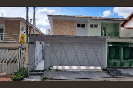 Casa à venda com 200m², 4 quartos e 2 vagas Casa à venda com 200m², 4 quartos e 2 vagasFachada