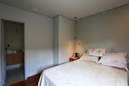 Casa à venda com 200m², 4 quartos e 2 vagas Casa à venda com 200m², 4 quartos e 2 vagassuíte