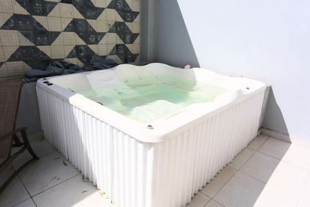 Casa à venda com 200m², 4 quartos e 2 vagas Casa à venda com 200m², 4 quartos e 2 vagasjacuzzy