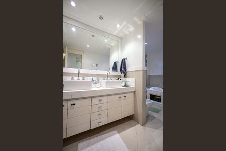 Apartamento à venda com 226m², 3 quartos e 4 vagasBanheiro 2 da Suíte 3