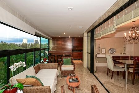 Apartamento à venda com 226m², 3 quartos e 4 vagasVaranda