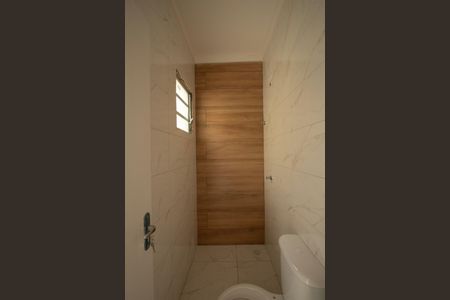 Casa para alugar com 53m², 2 quartos e 1 vaga Casa para alugar com 53m², 2 quartos e 1 vagaBanheiro