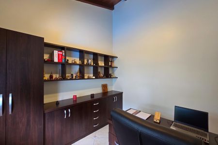 Casa à venda com 269m², 2 quartos e 4 vagasEscritório