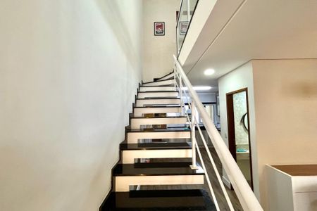 Casa à venda com 130m², 3 quartos e 2 vagas Casa à venda com 130m², 3 quartos e 2 vagasEscada