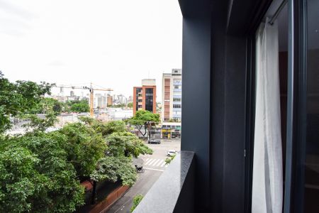 varanda quarto de kitnet/studio para alugar com 1 quarto, 23m² em Pinheiros, São Paulo