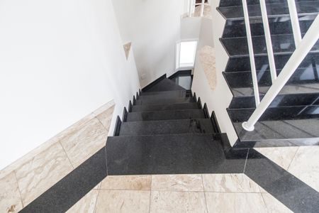 Casa de condomínio à venda com 436m², 4 quartos e 8 vagasEscada