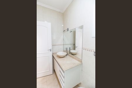 Casa de condomínio à venda com 436m², 4 quartos e 8 vagasBanheiro da Suíte