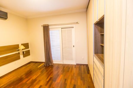 Casa de condomínio à venda com 436m², 4 quartos e 8 vagasSuíte