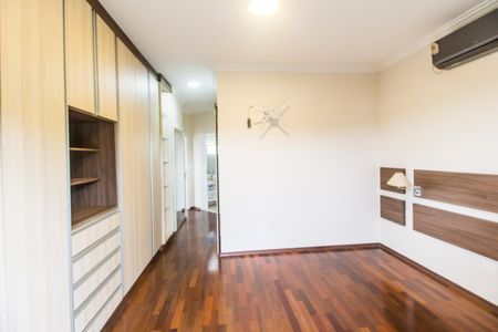 Casa de condomínio à venda com 436m², 4 quartos e 8 vagasSuíte