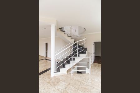 Casa de condomínio à venda com 436m², 4 quartos e 8 vagasEscada