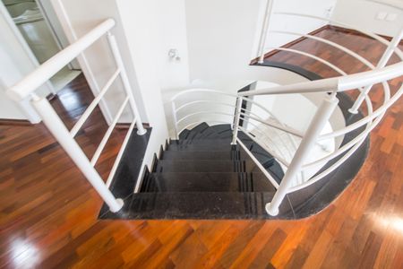 Casa de condomínio à venda com 436m², 4 quartos e 8 vagasEscada