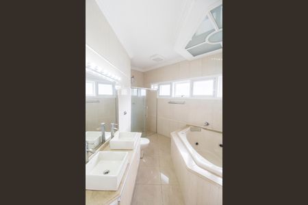 Casa de condomínio à venda com 436m², 4 quartos e 8 vagasBanheiro da Suíte