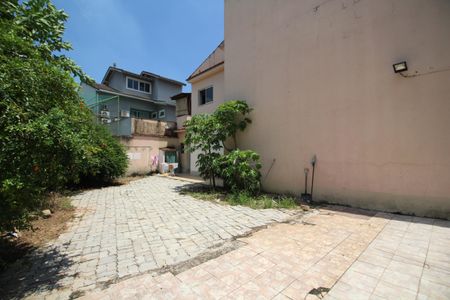 Casa de condomínio para alugar com 240m², 4 quartos e 3 vagasQuintal