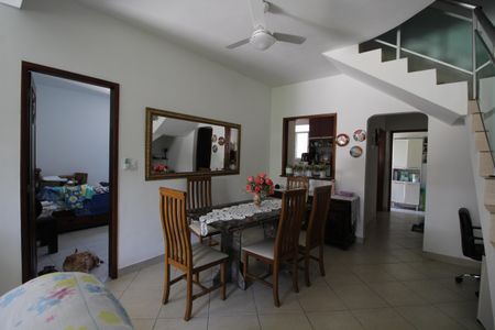 Sala de casa de condomínio para alugar com 4 quartos, 240m² em Taquara, Rio de Janeiro